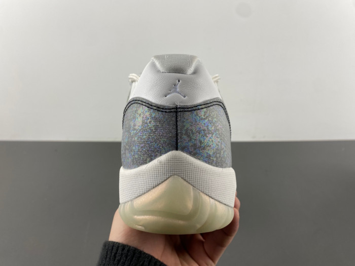 Air Jordan 11 Low HQ7000-001