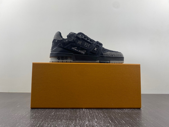 LOU1VTON trainer (EU47)
