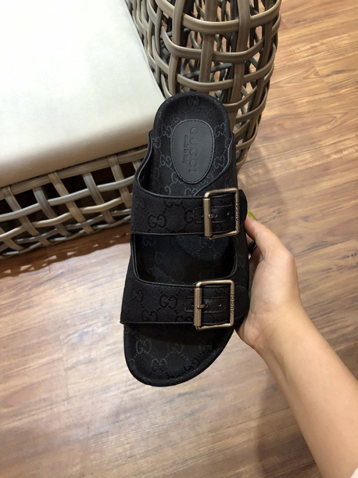 G*u*i sandals