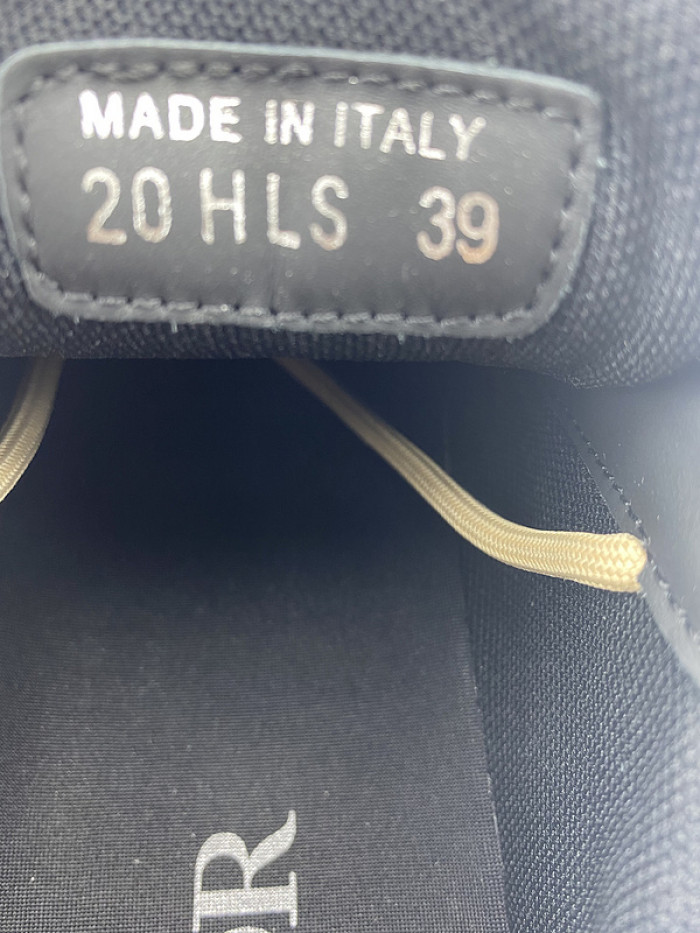 d1or b22 sneaker
