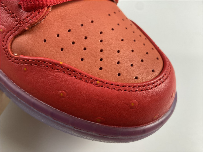 nike sb dunk low strawberry cough cw7093-601